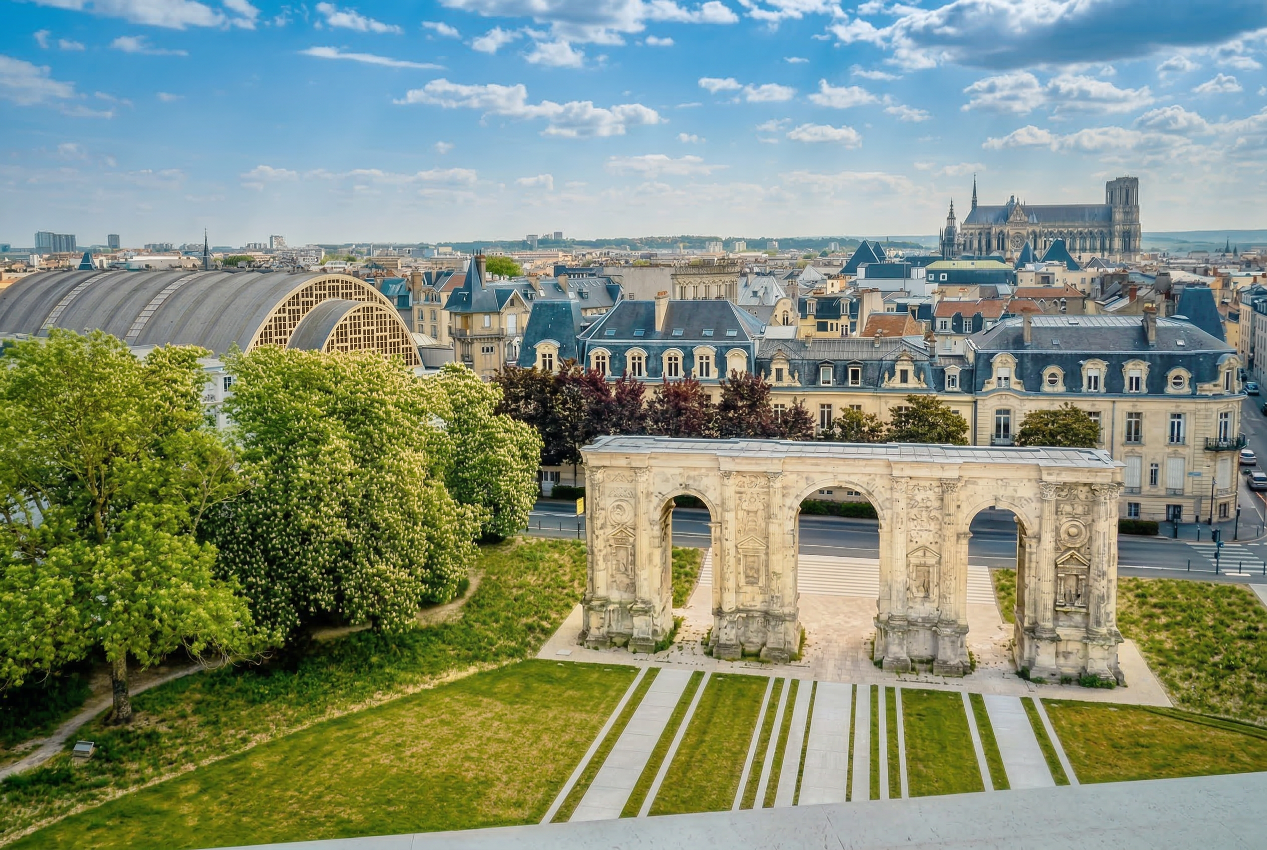Reims, Porte de Mars, les Halles du Boulingrin et la Cathédrale