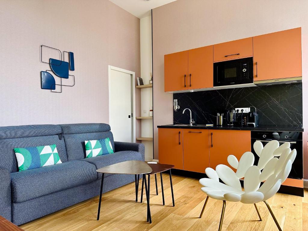 Light-filled living room with high ceilings and fully equipped kitchen, La Rêverie Reims boutique apartment 42 m²