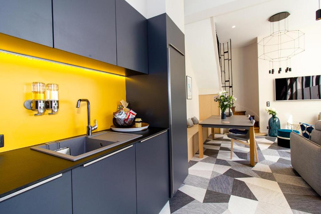 Fully equipped kitchen — city centre apartment Reims