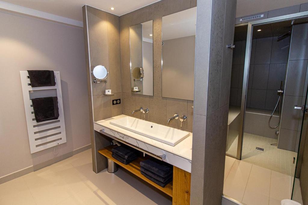 Double vanity bathroom — Duplex Forum Prestige